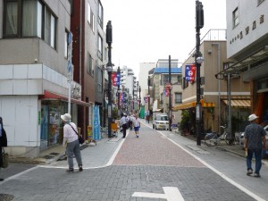 電柱が地中化され 電線が無い街並み